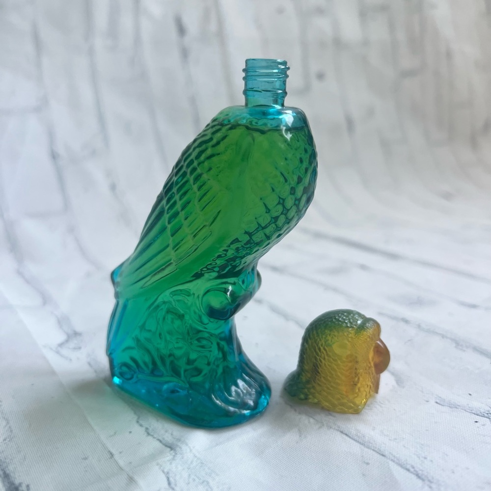 Vintage Avon Island Parakeet glass collectible bottle with Moonwind fragrance - Picture 7 of 7
